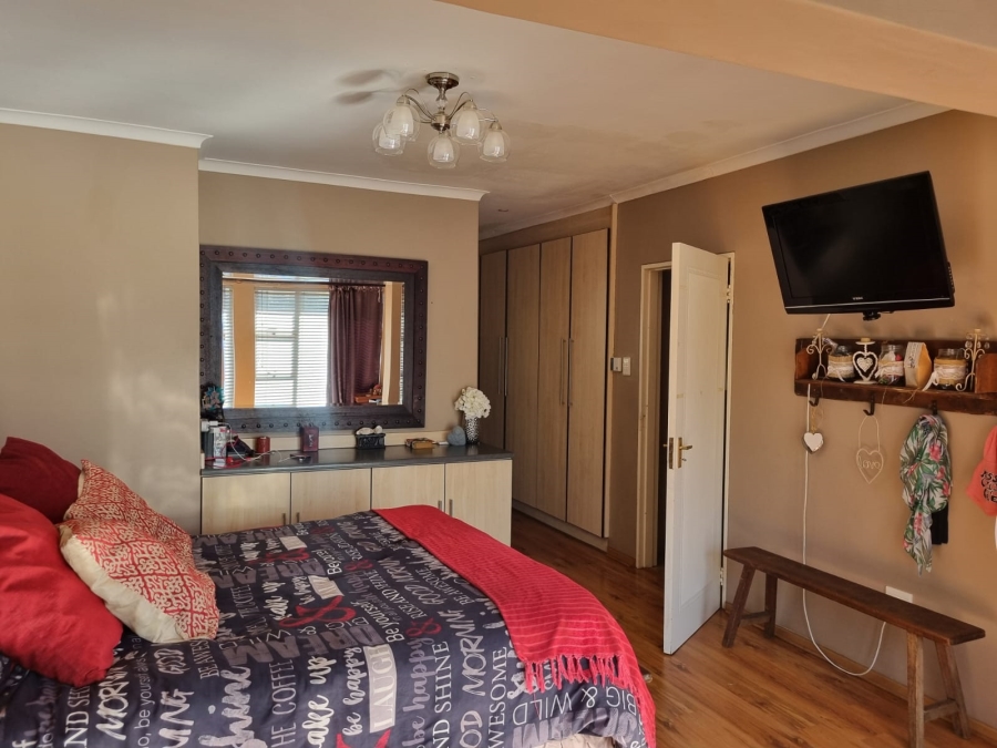 To Let 4 Bedroom Property for Rent in Langenhovenpark Free State